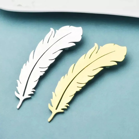 VQ Leaf Brooch - Picture 2 of 4